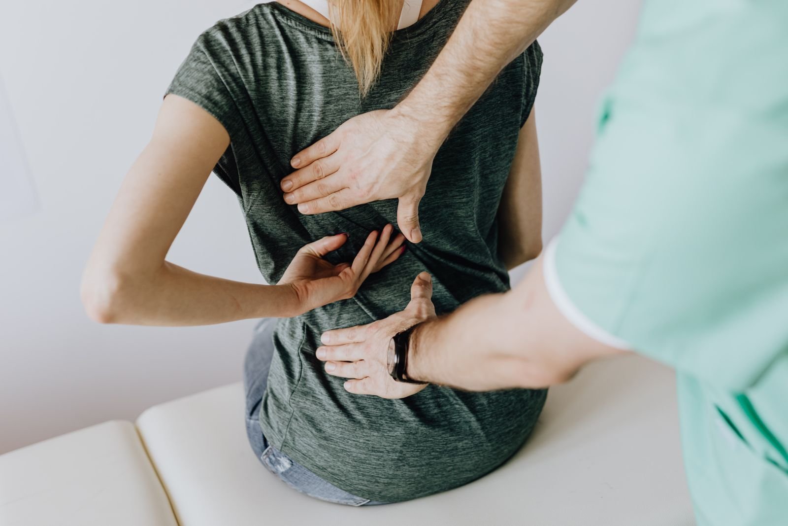 Fizjoterapeuta badający kręgosłup pacjenta